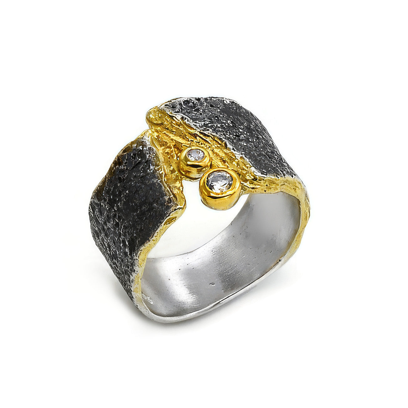 Fels-ring-weisser-saphir-schraegansicht.jpg` | Schrägansicht des breiten FELS Rings aus oxidiertem 925er Silber mit Gold und zwei weißen Saphiren.