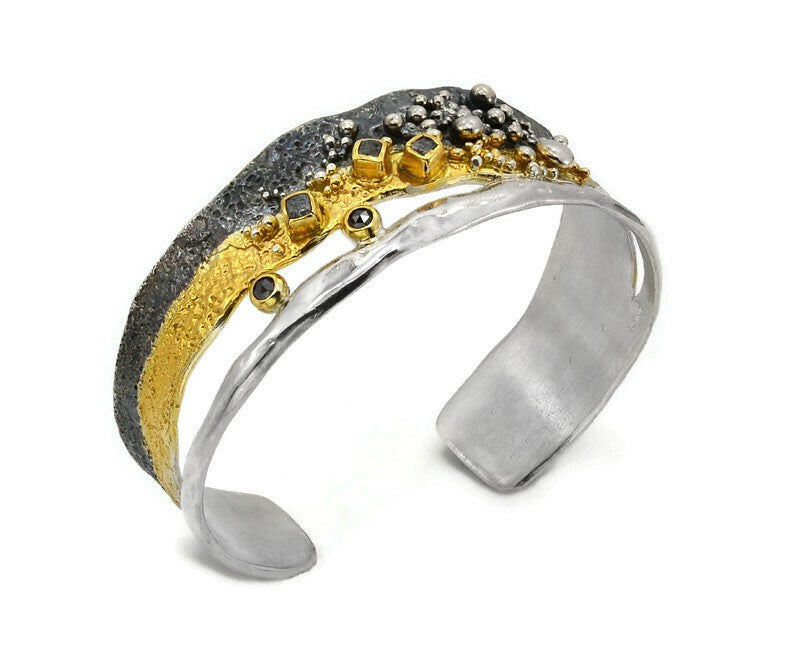 Silberarmband mit weißen und schwarzen Diamanten
