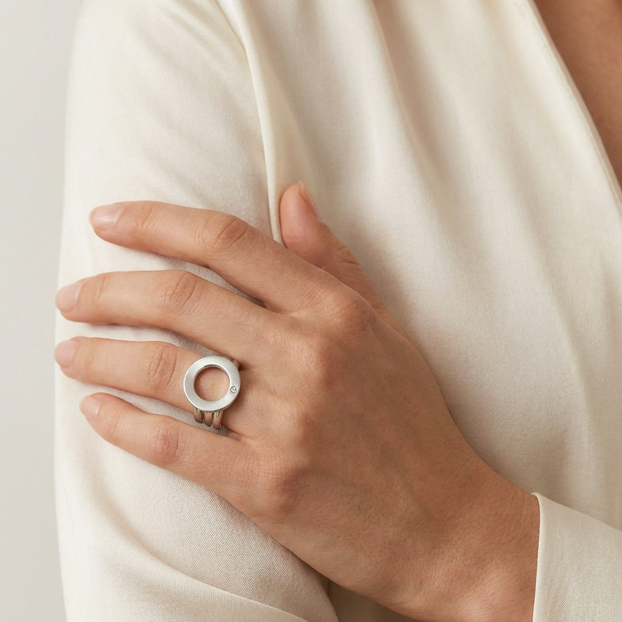 Ring CIRCLE von Flamesilver aus rhodiniertem Silber 925 mit echtem Diamant im kreisförmigen Design
