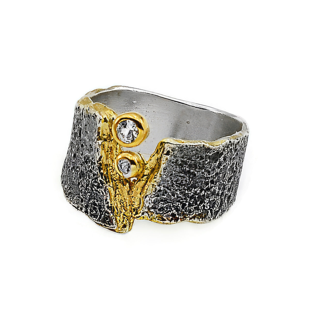 Rückansicht des FELS Rings mit breiter Silberschiene, oxidierter Struktur und goldenen Akzenten.