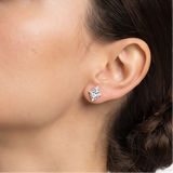 Ohrstecker K0512 aus 585er Gelbgold mit Labordiamanten – getragen zur weißen Bluse im seitlichen Porträt