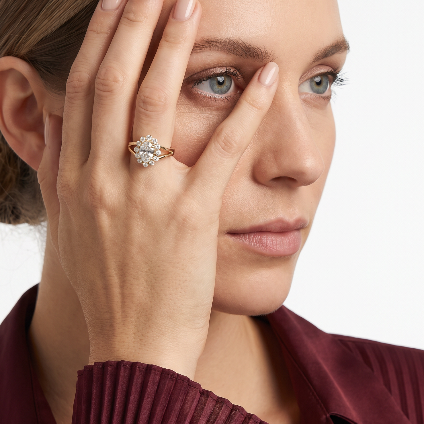 Ring W0037 aus 585er Gelbgold mit Labordiamant – an der Hand neben der Schläfe, burgunderfarbene Bluse