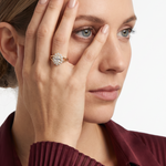 Ring W0037 aus 585er Gelbgold mit Labordiamant – an der Hand neben der Schläfe, burgunderfarbene Bluse