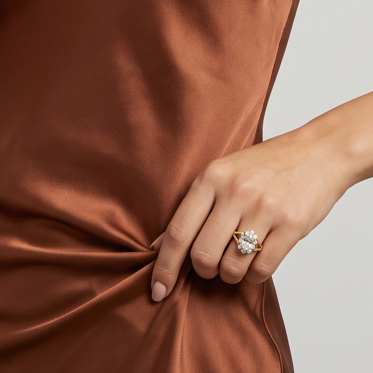 Ring W0037 aus 585er Gelbgold mit Labordiamant – an der Hand zum kupferfarbenen Satinkleid