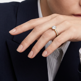 Ring W0052 aus 585er Gelbgold mit Labordiamant – an der Hand unter dem Kinn zum dunklen Blazer