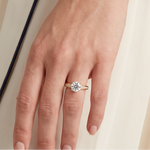 Ring W0052 aus 585er Gelbgold mit Labordiamant – an der Hand neben einem hellen Ärmel
