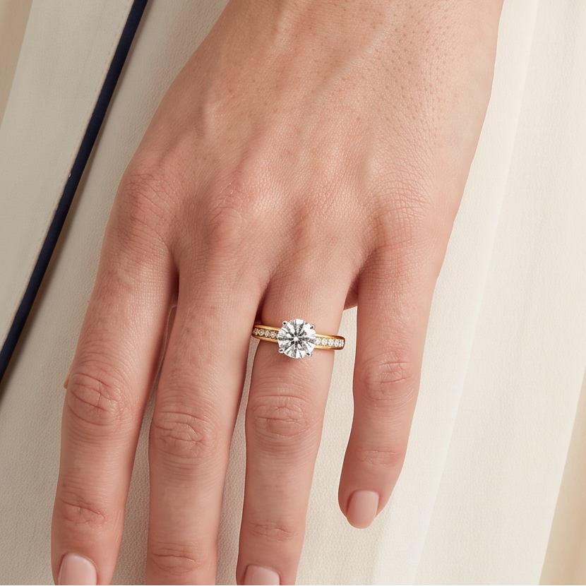 Ring W0052 aus 585er Gelbgold mit Labordiamant – an der Hand neben einem hellen Ärmel