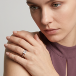 Ring W0589 aus 585er Gelbgold mit Labordiamant – an der Hand zum pflaumenfarbenen Top