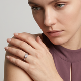 Ring W0589 aus 585er Gelbgold mit Labordiamant – an der Hand zum pflaumenfarbenen Top