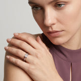 Ring W0589 aus 585er Gelbgold mit Labordiamant – an der Hand zum pflaumenfarbenen Top