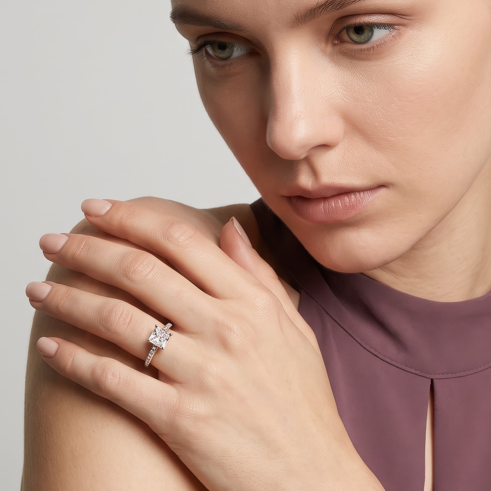 Ring W0589 aus 585er Gelbgold mit Labordiamant – an der Hand zum pflaumenfarbenen Top