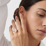 Ring W0688 aus 585er Gelbgold mit Labordiamant 1,00 ct – an der Hand neben dem Gesicht zur weißen Bluse