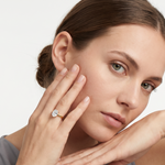 Ring W0688 aus 585er Gelbgold mit Labordiamant 1,00 ct – an der Hand neben der Wange zum grauen Top