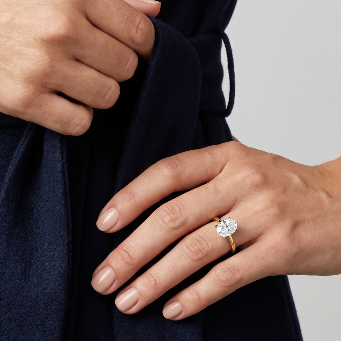 Ring W0688 aus 585er Gelbgold mit Labordiamant 1,00 ct – an der Hand an der Taille zum dunkelblauen Kleid