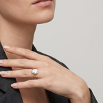 Ring W0689 aus 585er Gelbgold mit Labordiamant – an der Hand vor der Brust im seitlichen Blazerporträt