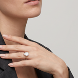 Ring W0689 aus 585er Gelbgold mit Labordiamant – an der Hand vor der Brust im seitlichen Blazerporträt