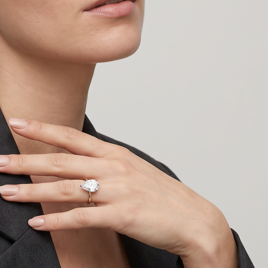 Ring W0689 aus 585er Gelbgold mit Labordiamant – an der Hand vor der Brust im seitlichen Blazerporträt