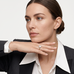 Ring W0691 aus 585er Gelbgold mit Labordiamant – an der Hand unter dem Kinn zum schwarzen Blazer