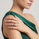 Ring W0691 aus 585er Gelbgold mit Labordiamant – an der Hand auf der Schulter zum grünen Satinkleid