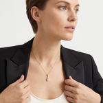 Anhänger Z0001 aus 585er Gelbgold mit Labordiamant – am Dekolleté zum schwarzen Blazer und hellen Top