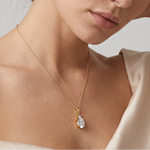 Anhänger Z0001 aus 585er Gelbgold mit Labordiamant – am Dekolleté zum hellen schulterfreien Satinkleid