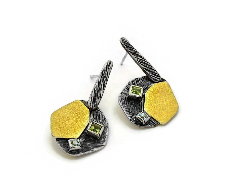 Ohrringe aus oxidiertem, vergoldetem Silber mit Peridot- und Himmelstopas-Steinen