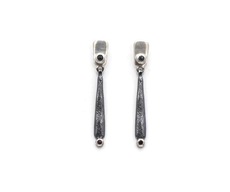 Ohrringe aus oxidiertem Silber mit Diamanten und Granatsteinen