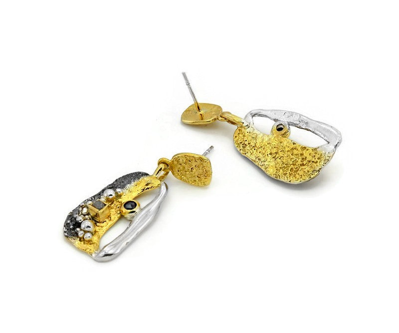 Ohrringe aus vergoldetem, oxidiertem Silber mit Diamanten