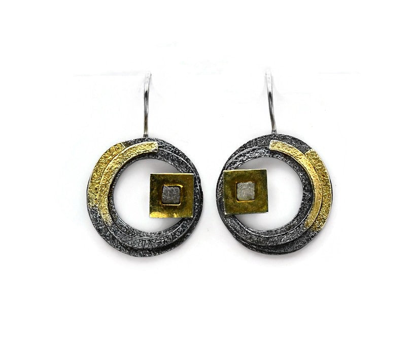 Ohrringe aus vergoldetem, oxidiertem Silber mit Diamanten