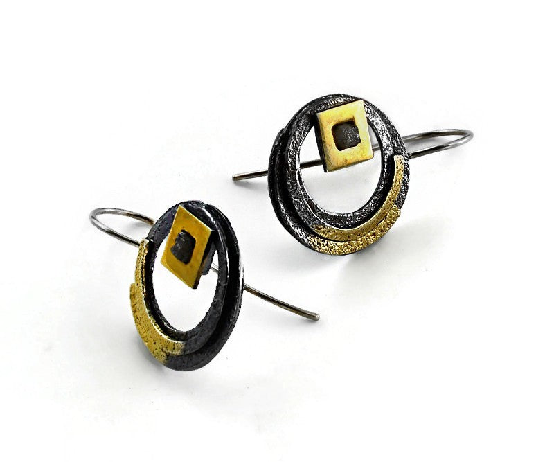 Ohrringe aus vergoldetem, oxidiertem Silber mit Diamanten