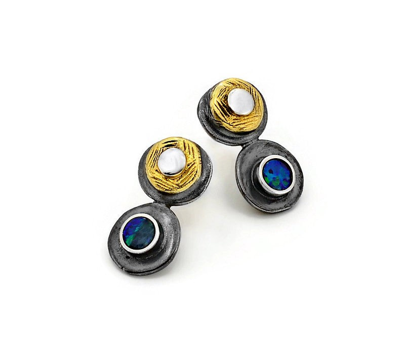 Vergoldete Ohrringe aus oxidiertem Silber mit Opal-Doublet-Steinen