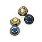 Vergoldete Ohrringe aus oxidiertem Silber mit Opal-Doublet-Steinen