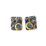 Vergoldete Ohrringe aus oxidiertem Silber mit Opal-Doublet-Steinen