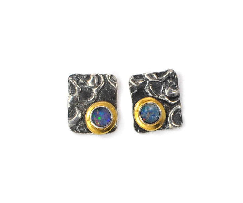 Vergoldete Ohrringe aus oxidiertem Silber mit Opal-Doublet-Steinen
