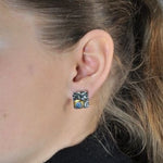 Vergoldete Ohrringe aus oxidiertem Silber mit Opal-Doublet-Steinen