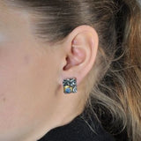 Vergoldete Ohrringe aus oxidiertem Silber mit Opal-Doublet-Steinen