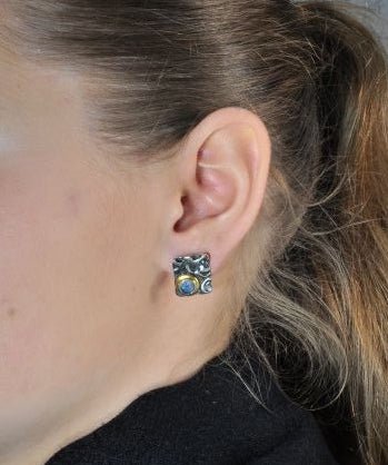 Vergoldete Ohrringe aus oxidiertem Silber mit Opal-Doublet-Steinen