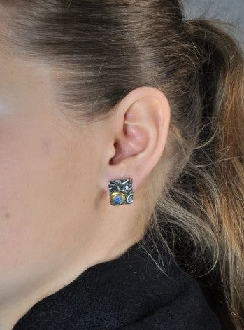 Vergoldete Ohrringe aus oxidiertem Silber mit Opal-Doublet-Steinen