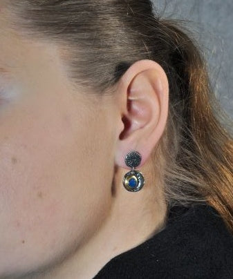 Vergoldete Ohrringe aus oxidiertem Silber mit Opal-Doublet-Steinen