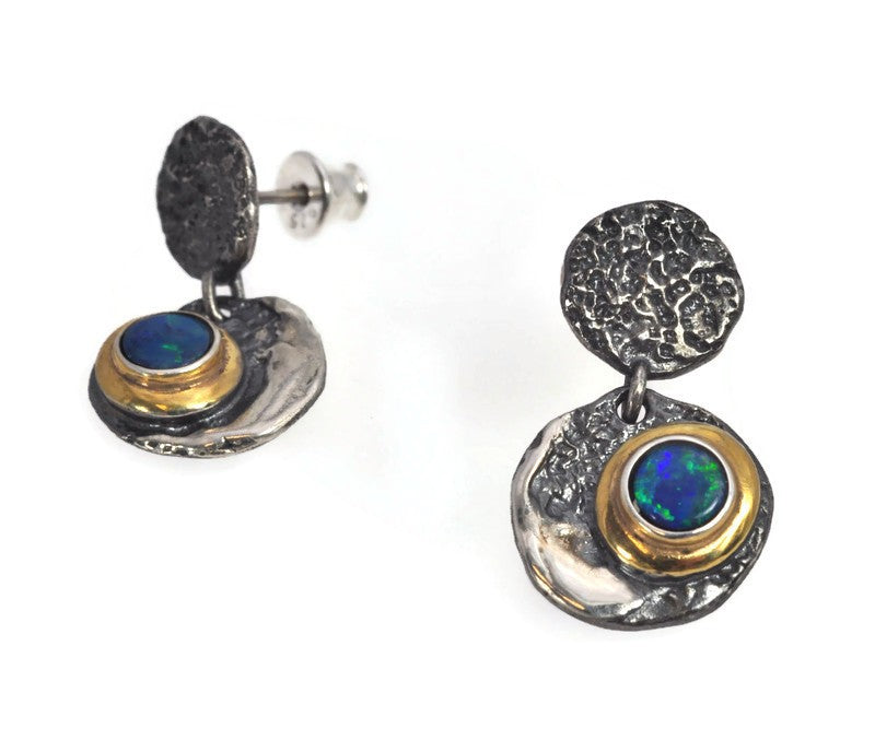 Vergoldete Ohrringe aus oxidiertem Silber mit Opal-Doublet-Steinen