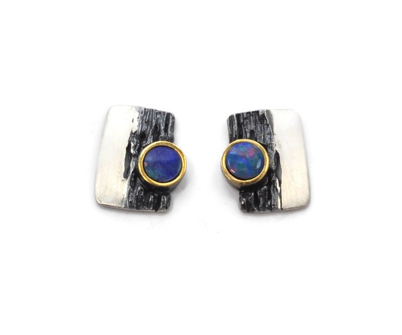 Vergoldete Ohrringe aus oxidiertem Silber mit Opal-Doublet-Steinen