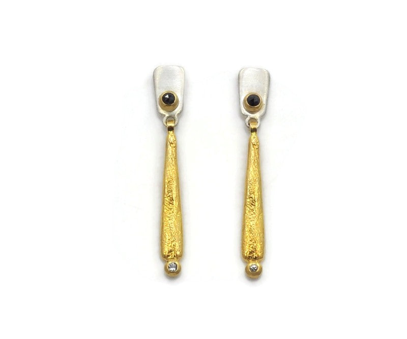 Vergoldete Silberohrringe mit Diamanten und Saphiren
