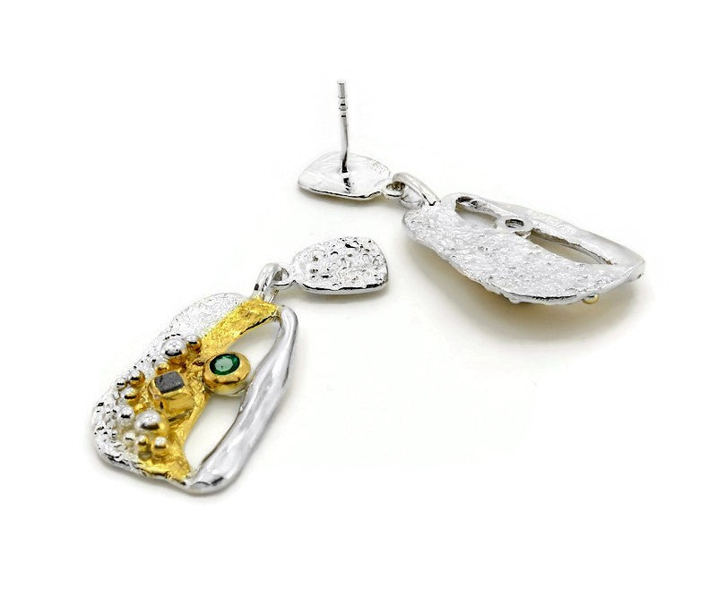 Vergoldete Silberohrringe mit Diamanten und Smaragden