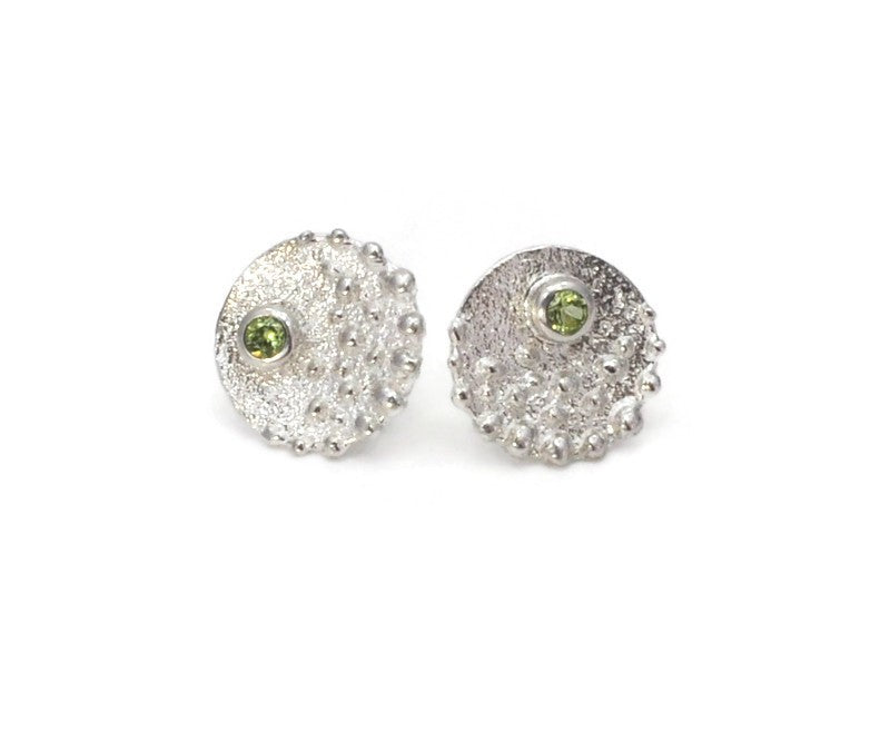 Silberne Ohrringe mit Peridotstein