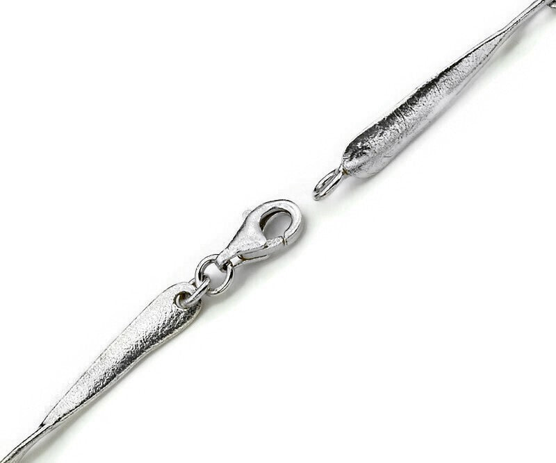 Gold überzogener silberner Collier mit schwarzem Diamant und weißem Saphir