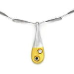 Gold überzogener silberner Collier mit schwarzem Diamant und weißem Saphir