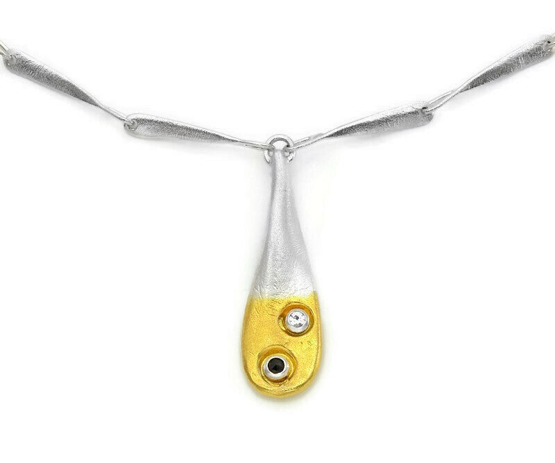 Gold überzogener silberner Collier mit schwarzem Diamant und weißem Saphir