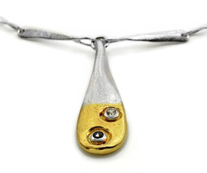 Gold überzogener silberner Collier mit schwarzem Diamant und weißem Saphir