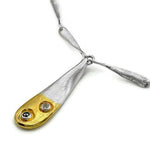 Gold überzogener silberner Collier mit schwarzem Diamant und weißem Saphir