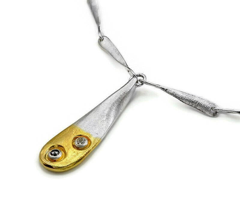Gold überzogener silberner Collier mit schwarzem Diamant und weißem Saphir